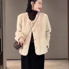 批发小香风仿水貂毛<b class='q'>皮草</b><b class='q'>外套</b>女单排扣2026冬短<b class='q'>外套</b>女