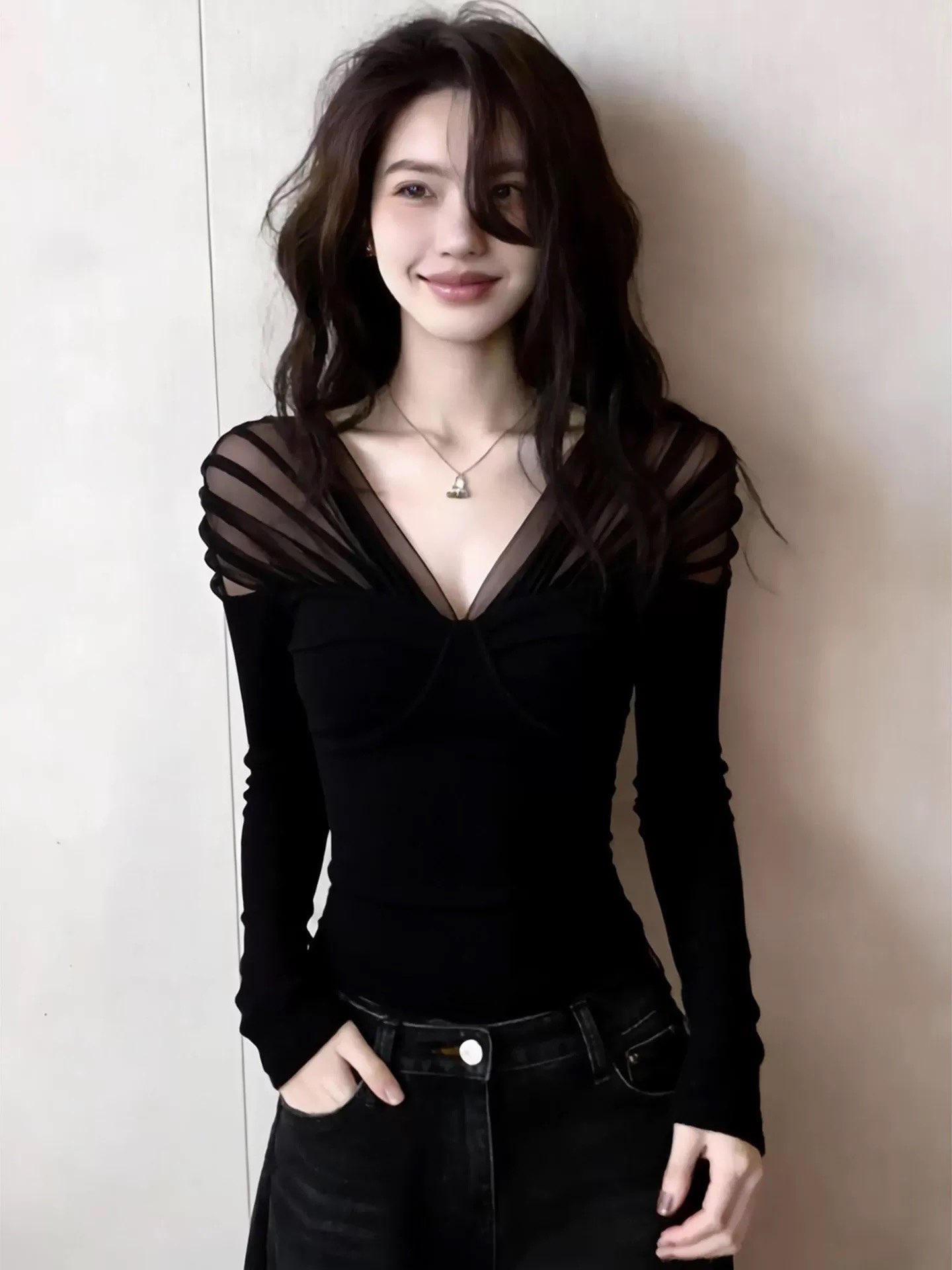 V넥 패치워크 망사 패션 디자인 센스 긴팔 티셔츠 여성 봄 새로운 몸매 가꾸기 슬림해 보이는 기본 셔츠 맨위