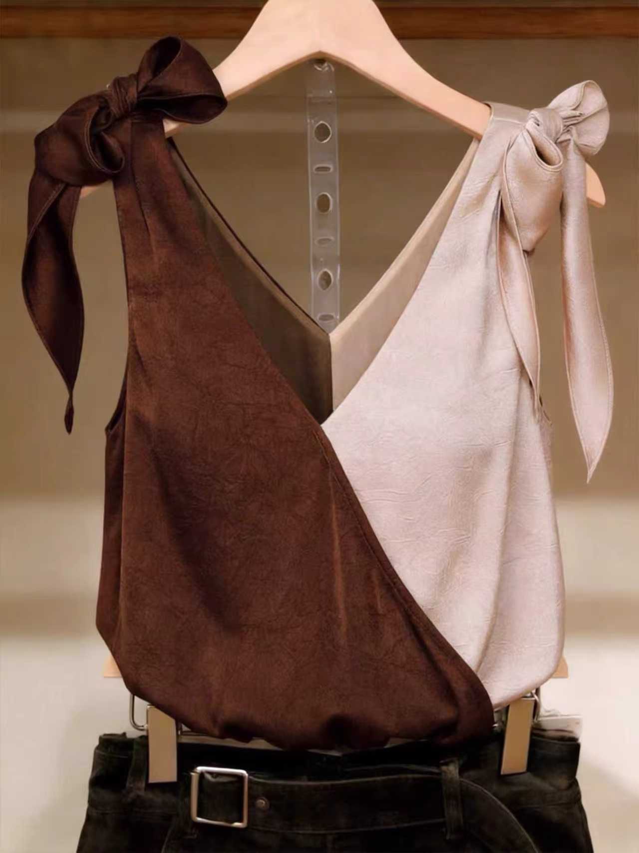 양면 잡아라. 주름 빛과 그림자 새틴 더블 색상 패치워크 십자가 V넥 레이스업 꾸밈음 루즈핏 맨위