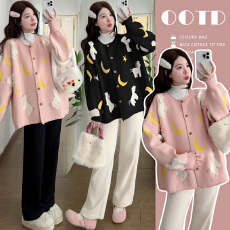 批发实拍 冬季<b class='q'>韩版</b>宽松卡通减龄时尚毛衣外套+打底衫+裤子潮妈三件套