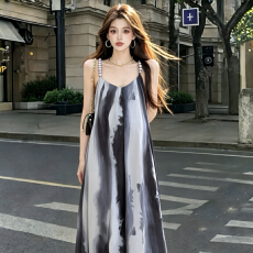 圆珠肩带仙女夏2026新款高级感气质宽松显瘦无袖吊带扎染连衣裙女