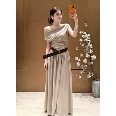 批发新款小个子<b class='q'>一字领</b>设计感不规则系带收腰显瘦A字垂感长款连衣裙女