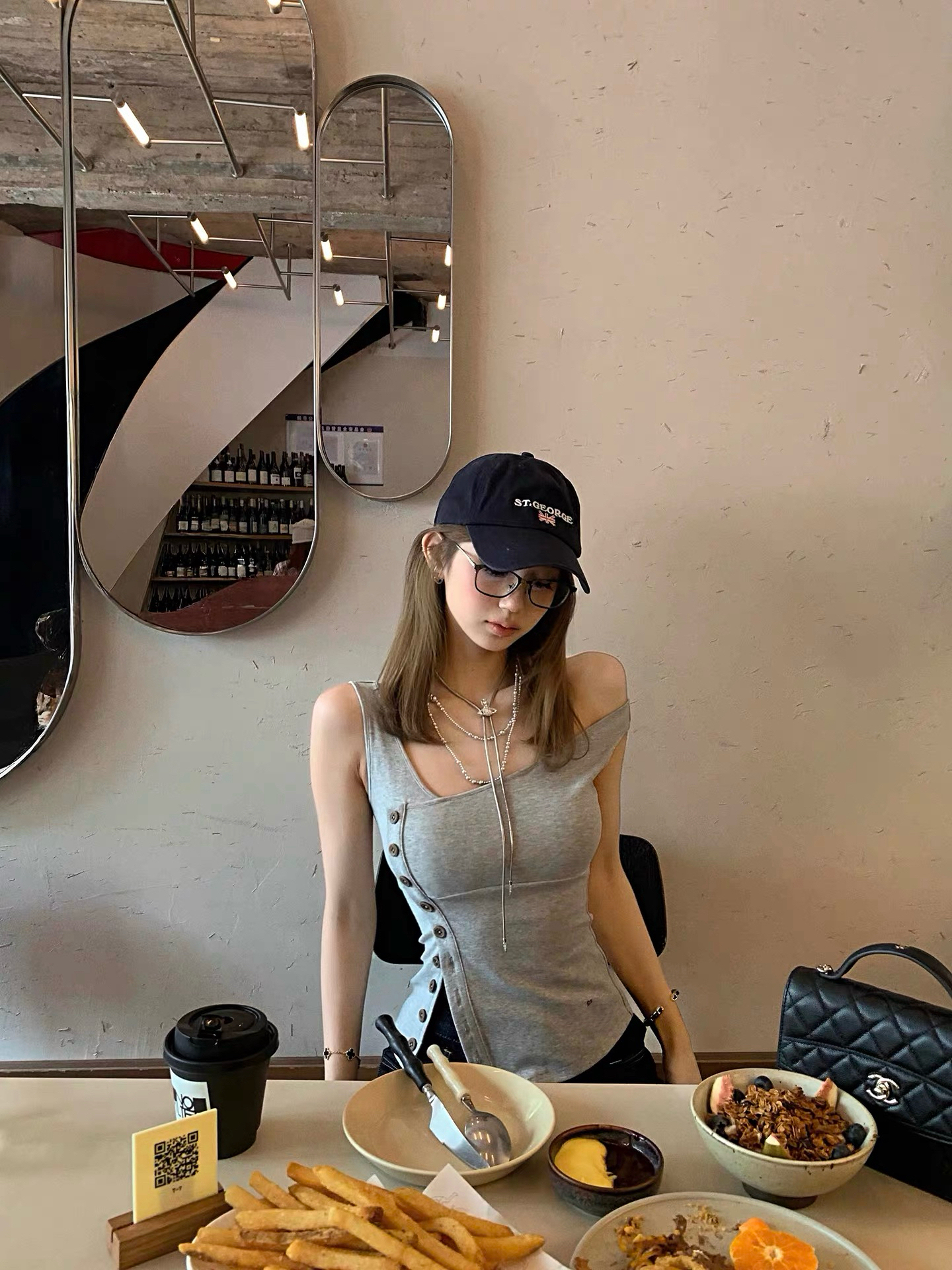 여름 달콤한 핫걸 디자인 센스 비스듬한 칼라 비대칭 트임 단추 캐미솔 몸매 가꾸기 슬림해 보이는 민소매 맨위