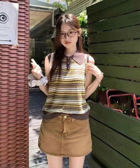 2026 여름 새로운 레트로 배색 POLO 칼라 스트라이프 니트 폴로 칼라 베스트 하이웨이스트 데님 미니 스커트 투피스 세트