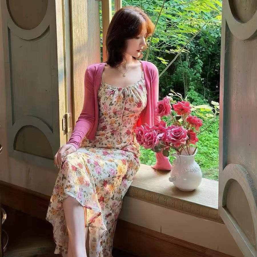 새로운 한국 스타일 패션 몸매 가꾸기 쇼트 스타일 니트 스웨터 꽃무늬 슬립 꼬집기 허리 슬림해 보이는 점프 슈트 치마 세트 2026 여름
