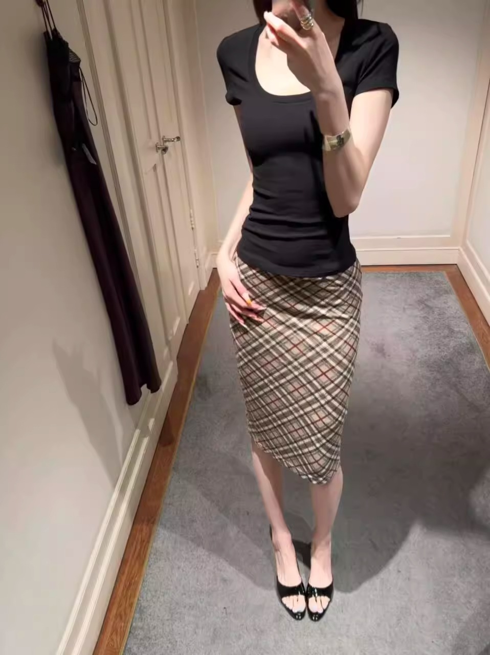 검정색 u 칼라 긍정적 인 어깨 반팔 여성 여름 한 부서 착용 가져 가라. 세트 완료 체크무늬 타이트 스커트 반신 치마 세트