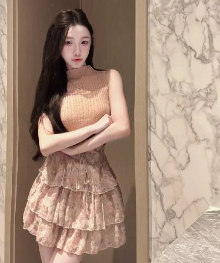 한 여성 부드러운 분위기 센스 착용 가져 가라. 복숭아 분말 반하이넥 니트 조끼 꽃무늬 케이크 드레스 데이트 세트
