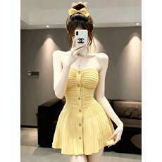批发辣妹风黄色针织<b class='q'>抹胸</b><b class='q'>连衣裙</b>女修身收腰褶皱排扣短裙多巴胺风气质裙