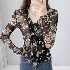 批发春夏新款V领长袖镂空荷叶边拼接网纱印花t恤女修身小衫<b class='q'>潮</b>