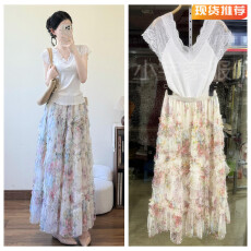 批发清纯系夏日穿搭套装蕾丝V领<b class='q'>针织衫</b>不规则碎花网纱半身裙两件套<b class='q'>女</b>