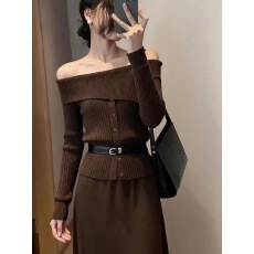批发巨好看的早<b class='q'>秋</b>一整套独特漂亮高端小香风咖色一字肩毛衣半身裙套装