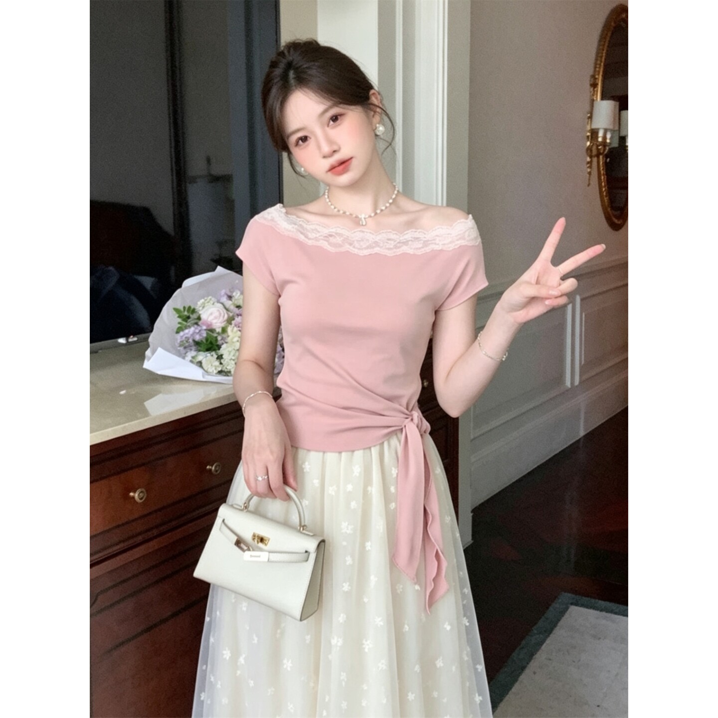 프랑스식 레이스 측면 패치워크 핑크색 스트랩 오프숄더 맨위 여성 여름 새로운 반팔 티셔츠 디자인 센스 작은 대중