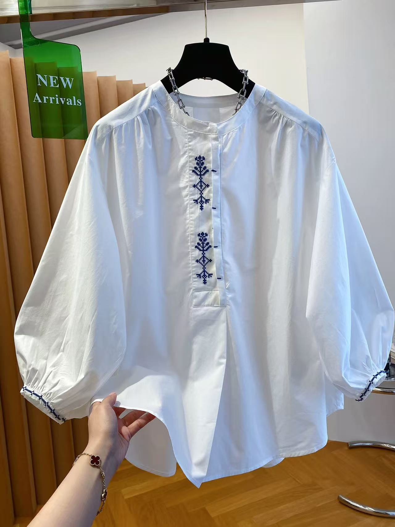 레트로 자수 화이트 거품 소매 여성 셔츠 2026 새로운 루즈핏 5 점 소매 외국 가스 작은 셔츠 벌룬 소매 맨위