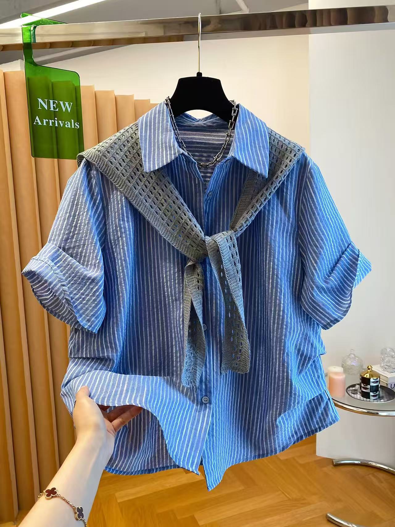 고급 센스 숄 셔츠 여성용 짧은 소매 2026 새로운 루즈핏 연령 감소 외국 가스 슈퍼 잘 생긴 파란색 스트라이프 셔츠 여름