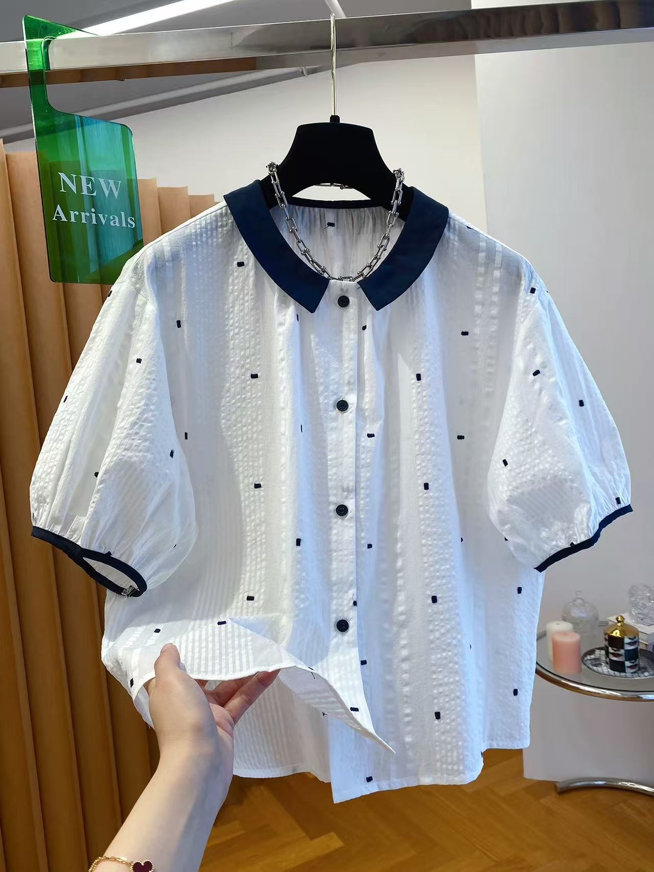 화이트 거품 소매 셔츠 여성용 짧은 소매 2026 새로운 여름 루즈핏 달콤함 연령 감소 슈퍼 잘 생긴 도트 무늬 맨위 트렌디