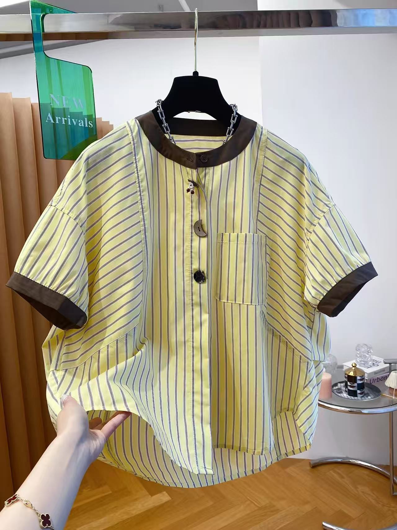 황색 스트라이프 셔츠 여성용 짧은 소매 2026 새로운 여름 루즈핏 캐주얼 다용도 라운드 넥 자이언트 잘 생긴 셔츠 맨위
