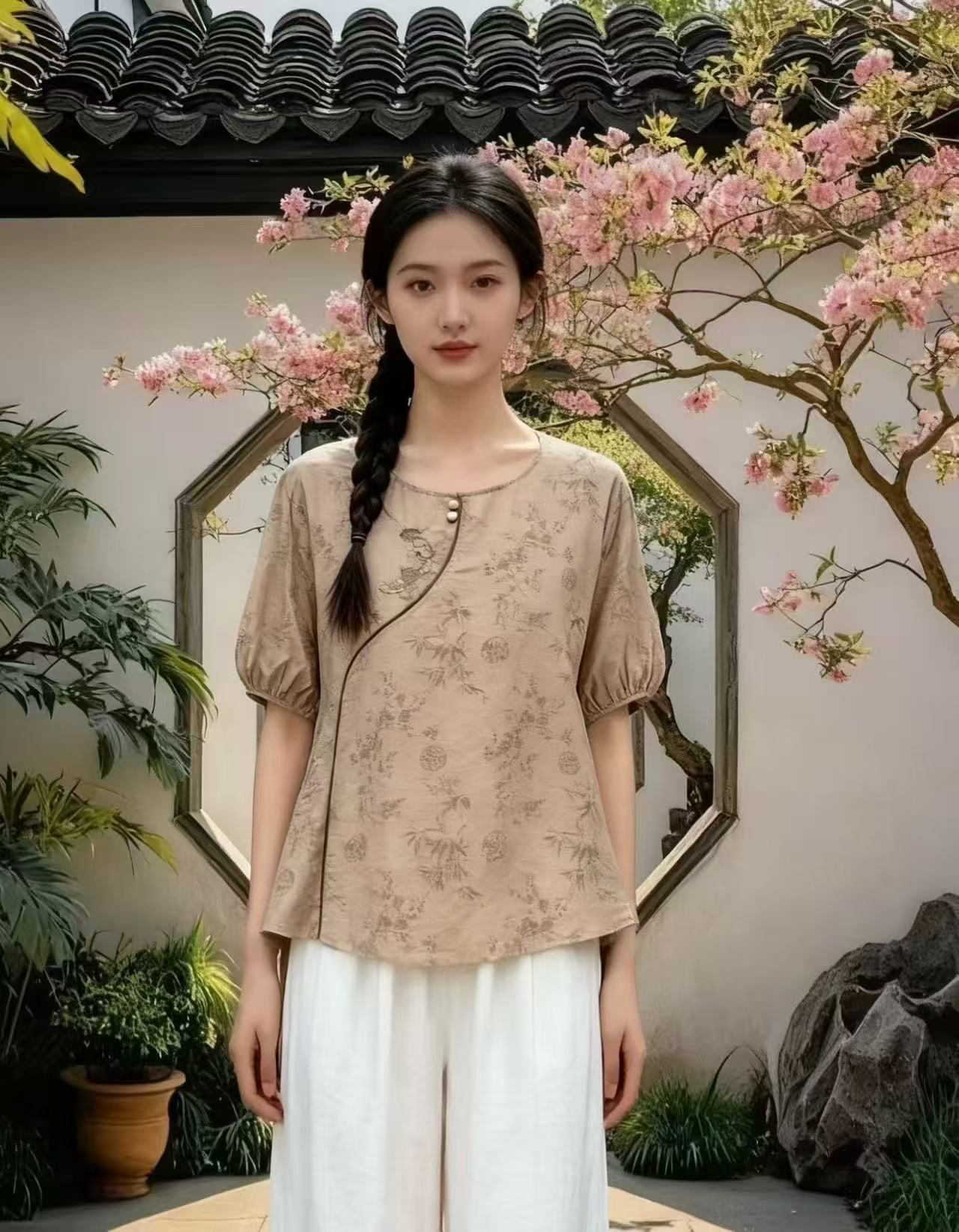 새로운 중식 레트로 라운드 넥 자수 반팔 티셔츠 여성 여름 2026 새로운 캐주얼 다용도 패션 슬림해 보이는 맨위