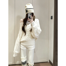 批发实拍田曦薇<b class='q'>同款</b>斜肩毛衣女露肩毛衫巨好看的<b class='q'>明星</b>高级感针织衫上衣