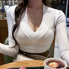 韩国东大门新品 韩网超火~王炸版型深v领显胸大紧身长袖t恤女