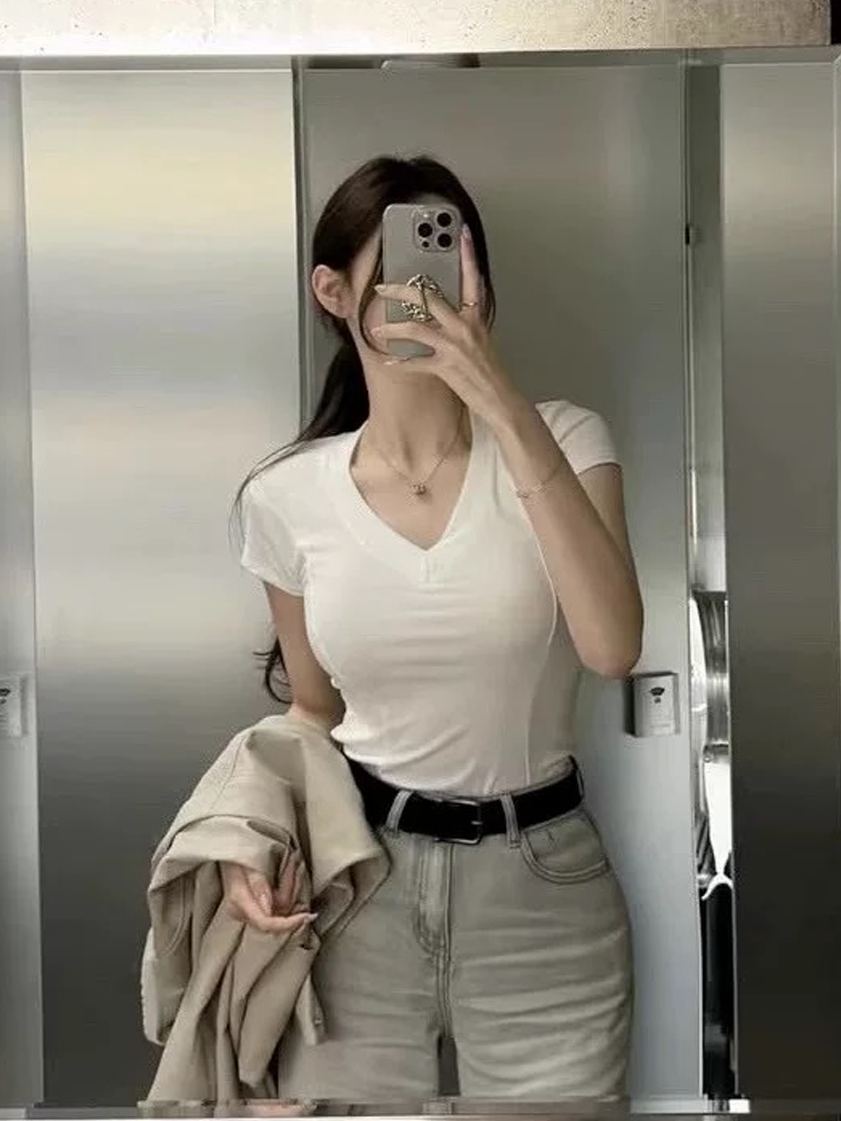 한국 동대문 신제품 섹시함 V넥 반팔 티셔츠 몸매 가꾸기 슬림해 보이는 기본 셔츠 맨위 단색 다용도