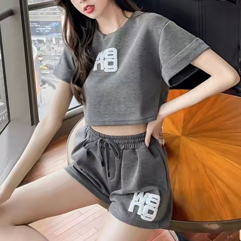 항구 바람 chic 레트로 스포츠 슈트 여성 2026 여름 새로운 외국 가스 ins 트렌디 쇼트 스타일 티셔츠 반바지 투피스 세트