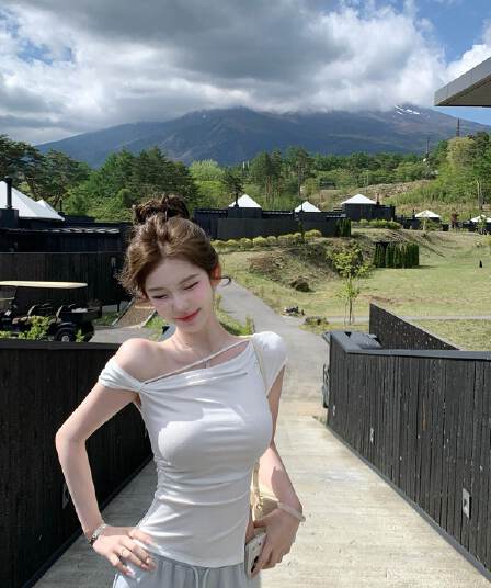한 부서 핫걸 비스듬한 어깨 반팔 맨위 여성 여름 새로운 주름 허리 수축 몸매 가꾸기 슬림해 보이는 불규칙 티셔츠 작은 셔츠