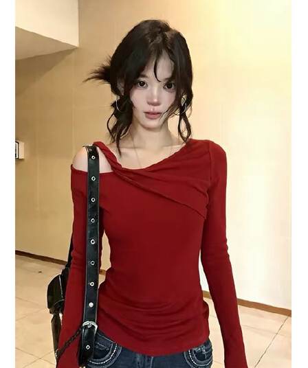 2026 가을 겨울 빨간색 비스듬한 어깨 비틀림 디자인 센스 기본 셔츠 여성 핫걸 바람 몸매 가꾸기 긴팔 티셔츠 순수한 욕망 맨위