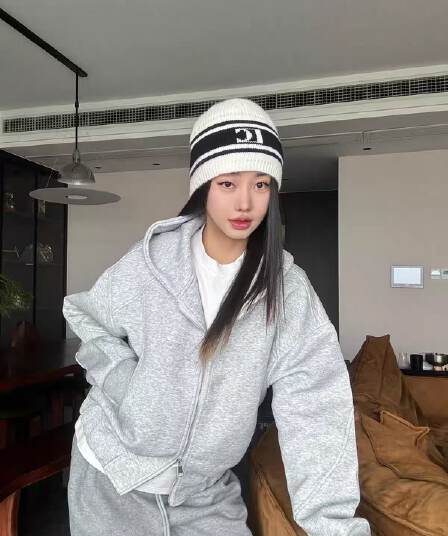 원본 원단 회색 후드 티 스웨터 짧은 여성 코트 봄 가을 디자인 센스 가을 착용 가져 가라. 한 첨부 된 의류