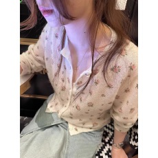 批发韩系漂亮白色碎花<b class='q'>针织</b>开衫外套女早春设计感小众外穿宽松显瘦上衣