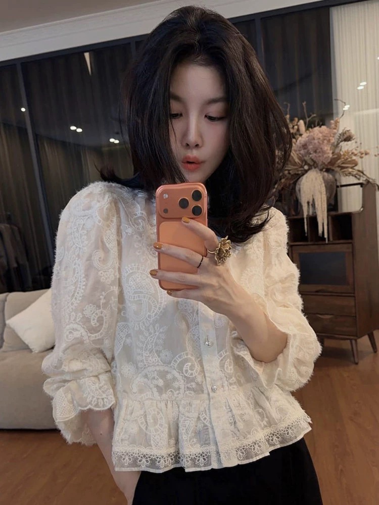 프랑스식 무거운 작업 레이스 홀로우 아웃 꽃밭 소매 여성 셔츠 2026 봄 새로운 고급 센스 빛 럭셔리 품격 맨위 트렌디