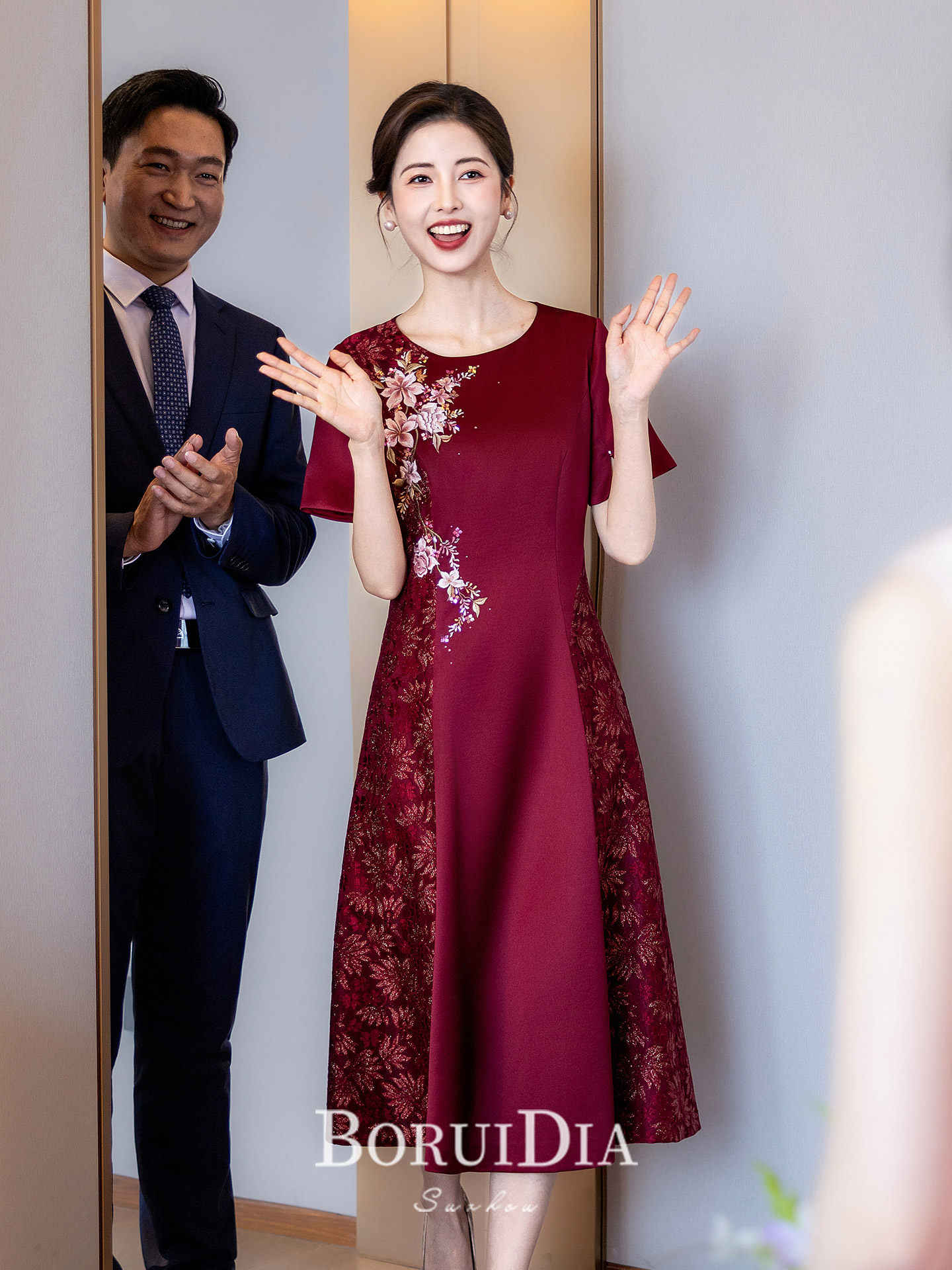 부드럽게 후아 영 에디션 안녕하세요. 시어머니 예복 고급 센스 엄마 결혼 연회 로드 중 빨간색 드레스 2026 년 새로운