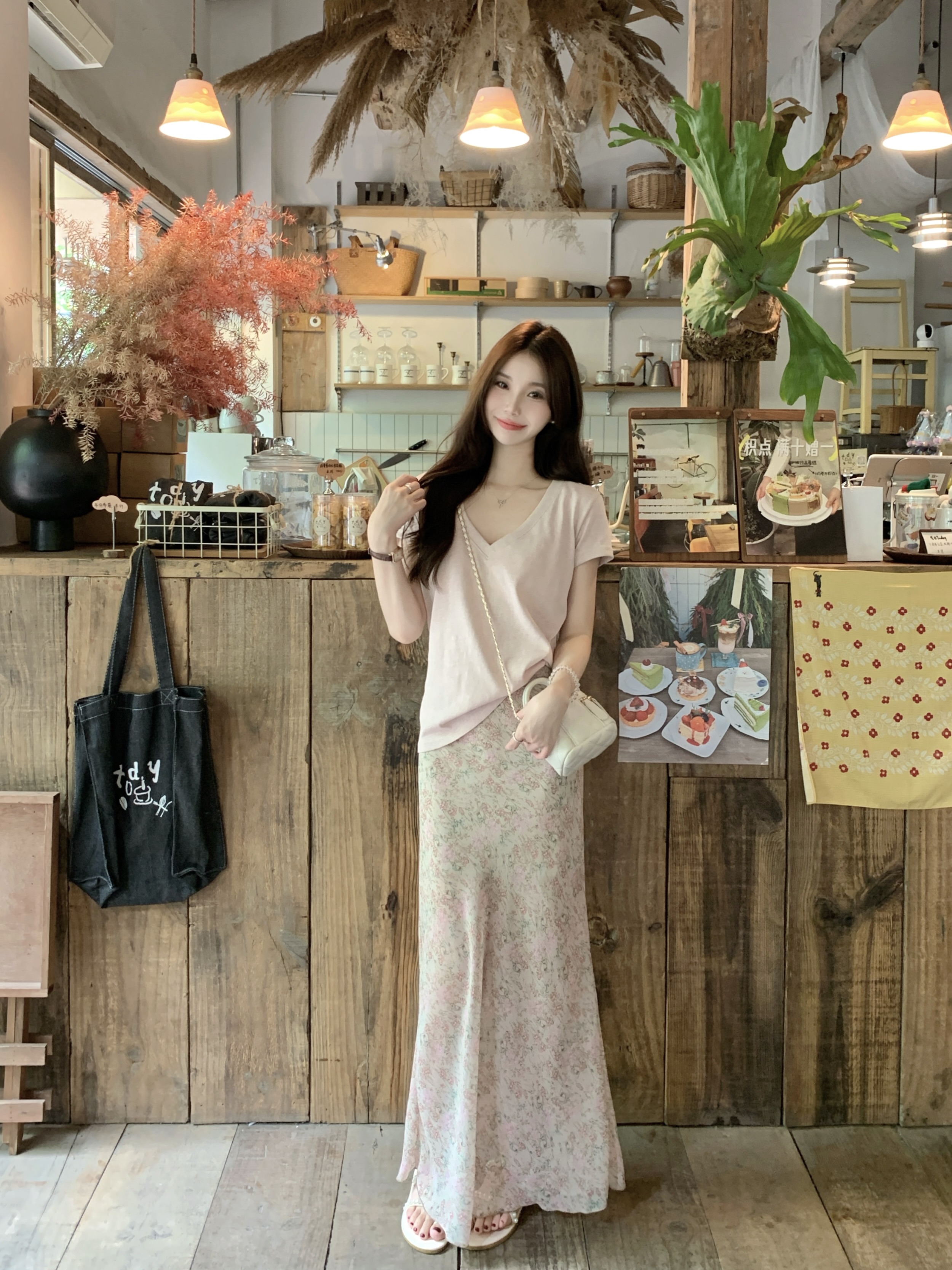 실사 빅 사이즈 V넥 반팔 티셔츠 여성 여름 작은 대중 핑크색 꽃무늬 반신 스커트 타이트 스커트 부드러운 바람 투피스 세트