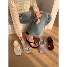 批发韩国极简圆头蕾丝夹脚人字拖女2026新款百搭软底度假沙滩懒人拖鞋