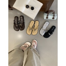 批发2026<b class='q'>春</b>夏新款真皮外穿平底夹脚锁扣沙滩海边度假人字拖凉拖鞋女