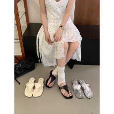 批发平底复古夹脚人字拖鞋女鞋子2026新款<b class='q'>夏</b>季外穿法式小凉拖沙滩凉鞋