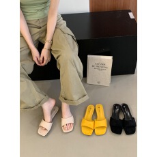 批发坡跟凉拖绒面黄色一字拖鞋女鞋子外穿2026夏季百搭配裙子红色凉鞋