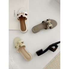 批发2026夏新款平底方头露趾石头纹跟底拖鞋女度假风金属扣外穿沙滩拖