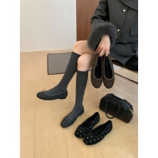 气质温柔绒面呢子浅口单鞋女2024秋冬新款加绒一字扣带圆头豆豆鞋