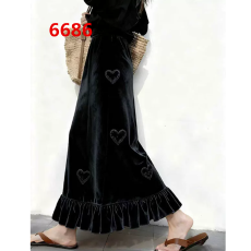 批发黑色丝绒半身裙女2026新款冬超好看独特漂亮梨型身材遮垮显瘦裙子