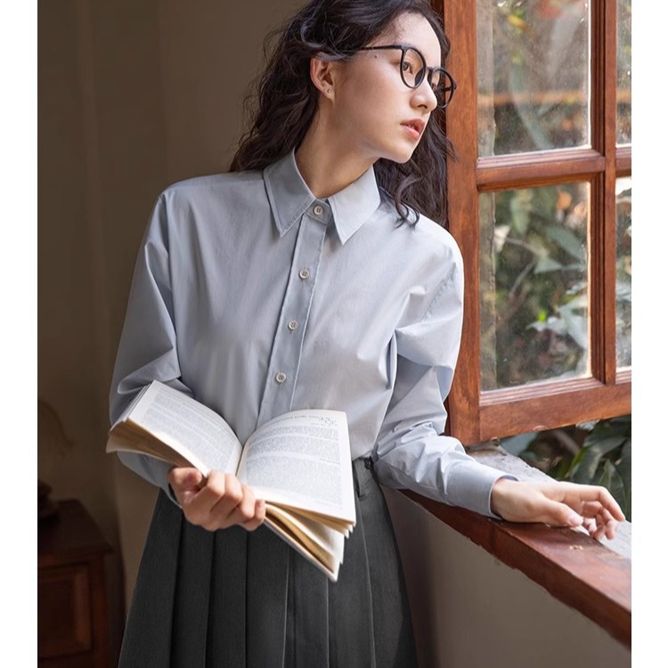 일본식 미니멀리즘 긴팔 여성 셔츠 안개 안개 블루 루즈핏 단색 셔츠 다용도 소금 부서 인사이드 가져 가라. 만나는 맨위