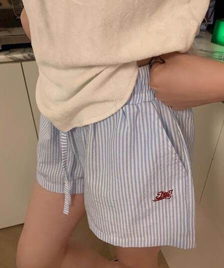 있음 선적 원본 새로운 세로 줄무늬 펌프 로프 알파벳 자수 넓은 다리가 짧다. 바지 여성 루즈핏 여름 캐주얼 바지