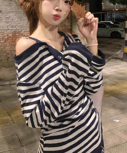260 그램 차가운 실크 코튼 사람들 면 페이크 레이어드 스트라이프 오프숄더 긴팔 티셔츠 여성 조기 가을 디자인 오프숄더 맨위