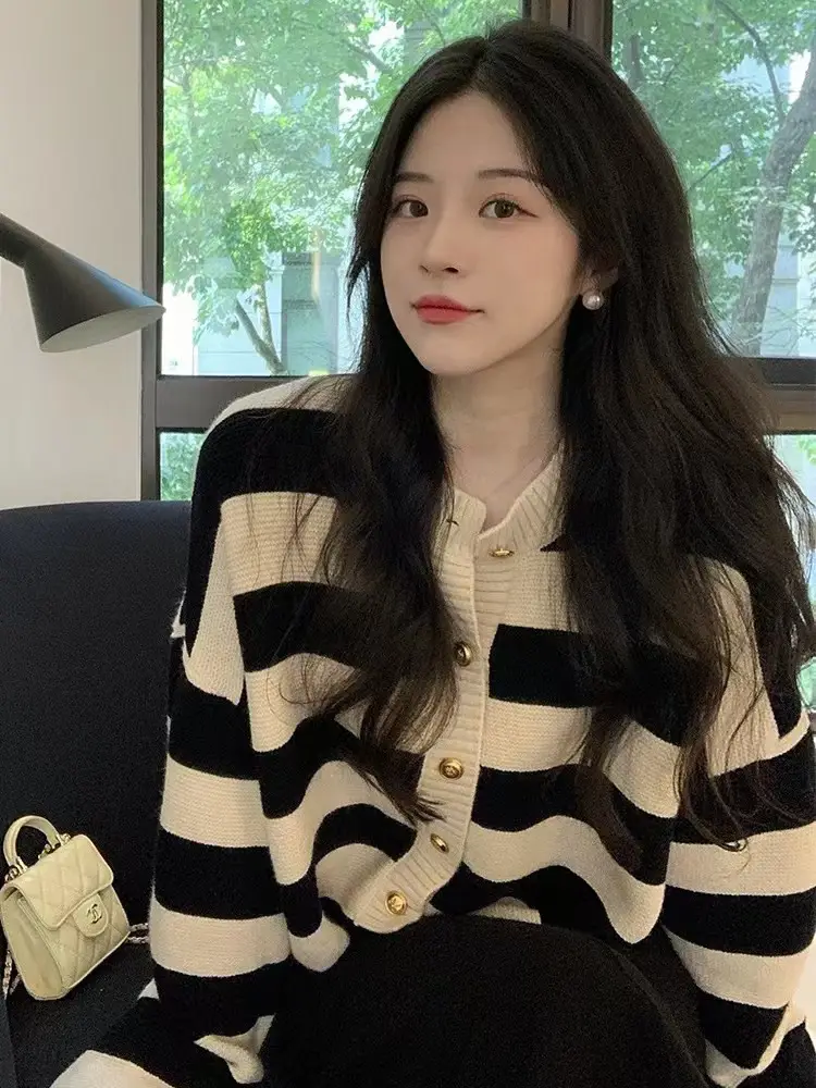 배색 스트라이프 루즈 크롭 가디건 상세 이미지 1