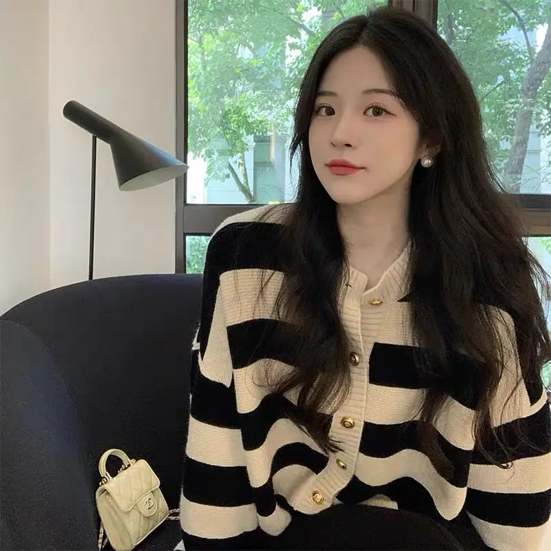 배색 스트라이프 루즈 크롭 가디건 상세 이미지 2