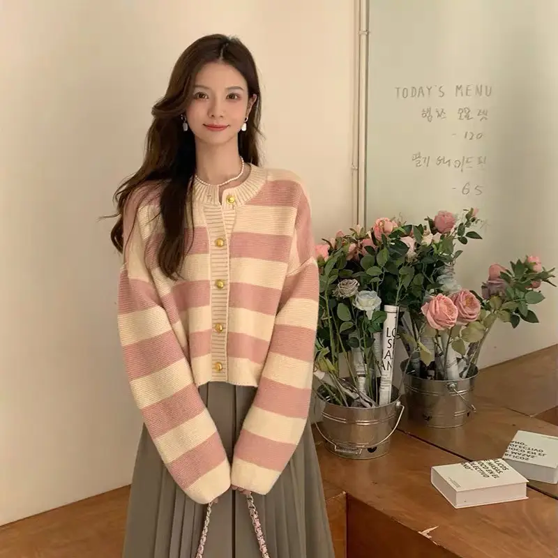 배색 스트라이프 루즈 크롭 가디건 상세 이미지 4