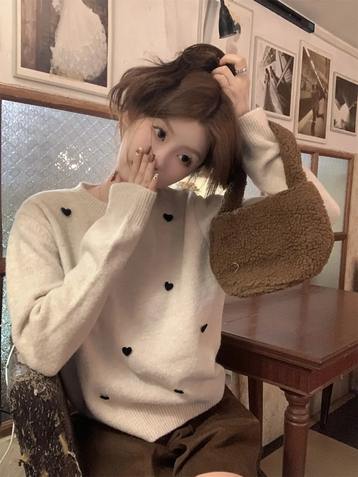 하트 입체 장식 라운드넥 니트 상세 이미지 31