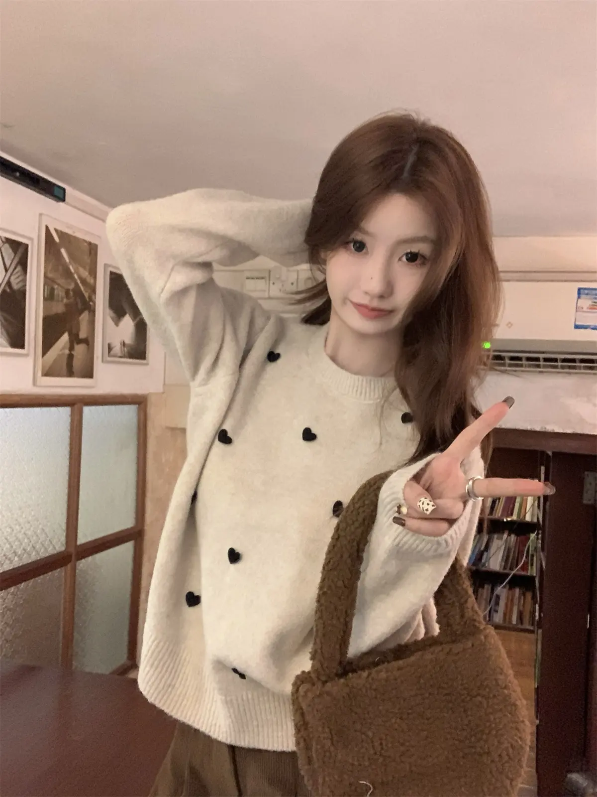 하트 입체 장식 라운드넥 니트 상세 이미지 32