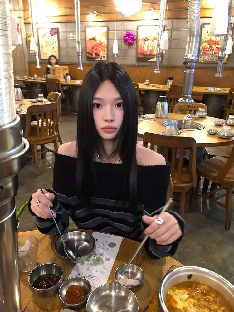 스트라이프 오프숄더 니트 상세 이미지 3