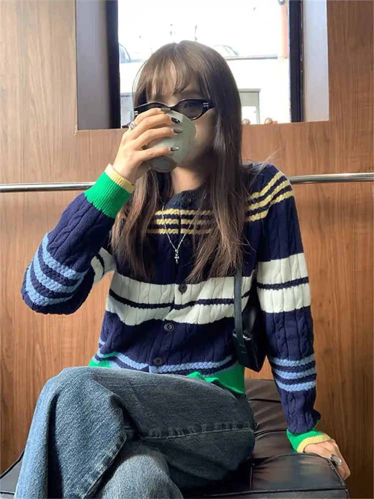 배색 단추 니트 카디건 상세 이미지 3