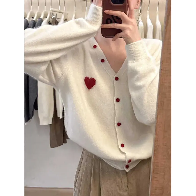 하트 자수 V넥 짧은 기장 카디건 상세 이미지 1